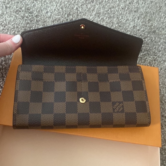 Authentic Louis Vuitton Sarah Damier Wallet - Picture 4 of 6
